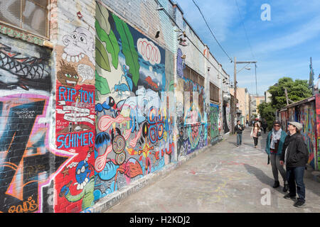 Dipinti murali e arte dei graffiti sui muri in Clarion vicolo, nella missione del Distretto di San Francisco. In California, Stati Uniti d'America. Foto Stock
