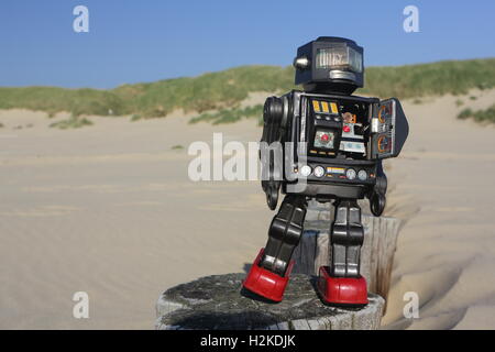 Vintage robot sulla spiaggia, isola di Ameland, Paesi Bassi Foto Stock