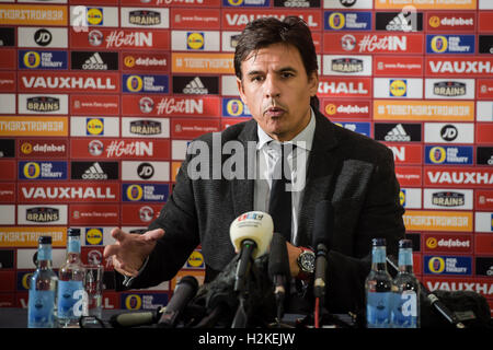 Il Galles football team manager Chris Coleman parla ai media durante la squadra annuncio al Vale Resort, Hensol. Foto Stock