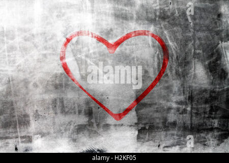Parete in cemento sfondo con cuore graffiti Foto Stock