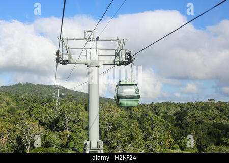 Vista dalla Funivia di Kurada sopra la foresta di pioggia treetops vicino a Cairns, Australia. Foto Stock