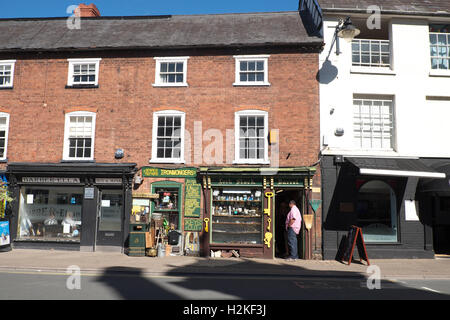 Hereford Inghilterra UK - tradizionale ironmonger shop lungo St Owen Street in Hereford city centre Foto Stock