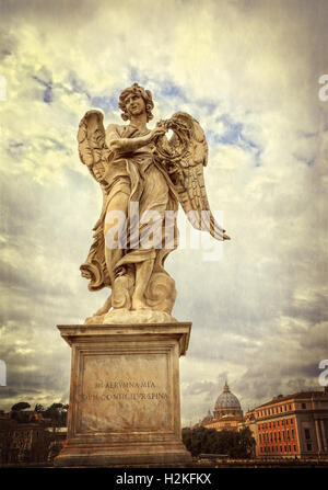 Uno degli angeli a Sant Angelo bridge, Roma, Italia Foto Stock