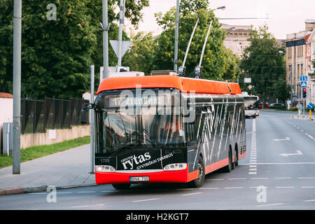 Vilnius Lituania - Luglio 08, 2016: la città in bianco e nero e rosso con filobus a cavallo su Numero di route diciassette al quartiere Zirmunai. Foto Stock