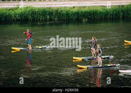 Vilnius Lituania - Luglio 08, 2016: tre giovani Stand Up Paddling SUP o Standup Paddle imbarco sul fiume Neris Foto Stock