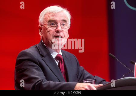 Ombra il Cancelliere dello scacchiere,John McDonnell,risolve il partito laburista conferenza in Liverpool Foto Stock