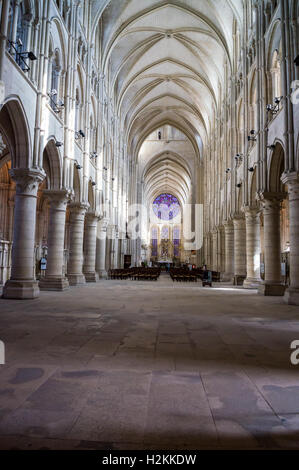 La navata e rose finestra orientale della cattedrale di Notre Dame, Laon, Aisne, Picardia, Francia Foto Stock