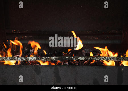 Fuoco nel forno di nero. Close up foto con messa a fuoco selettiva Foto Stock