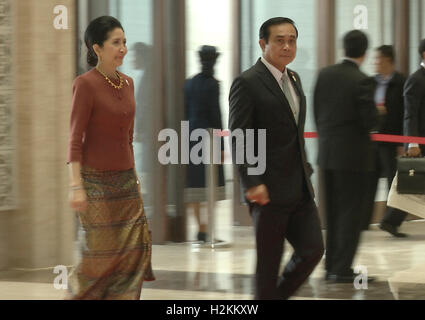 Primo ministro tailandese Prayut Chan-o-cha e la moglie arrivano all'Associazione delle nazioni del sud-est asiatico (ASEAN) summit il Laos capitale Vientiane. Foto Stock