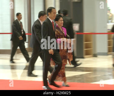 Joko Widodo Presidente indonesiano e la moglie arrivano all'Associazione delle nazioni del sud-est asiatico (ASEAN) summit il Laos capitale Vientiane. Foto Stock