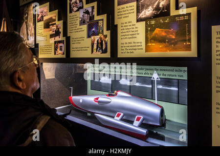 Modello in scala del John Cobb's jet speedboat Crusader, Loch Ness centro espositivo e di esperienza a Drumnadrochit, Scotland, Regno Unito Foto Stock