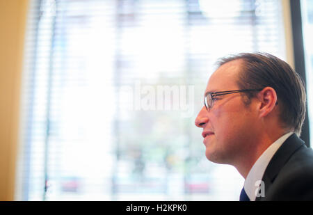 Berlino, Germania. 31 Agosto, 2016. FILE - Media consigliere Joerg Mueller-Brandes parlando con un giornalista in un bar di Berlino, Germania, 31 agosto 2016. Foto: KAY NIETFELD/dpa/Alamy Live News Foto Stock