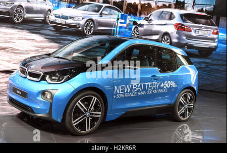 Parigi, Francia. 29Sep, 2016. Una nuova versione della BMW i3 con una nuova batteria e la gamma superiore essendo presentato durante la prima giornata della stampa al Motor Show di Parigi (Mondial de l'Automobile) a Parigi, Francia, 29 settembre 2016. Il bi-annuale fiera automobilistica è aperto dal 1 al 16 ottobre 2016. Foto: ULI DECK/dpa/Alamy Live News Foto Stock