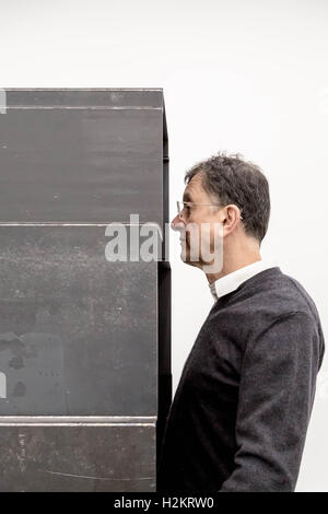 Londra, Regno Unito. Il 29 settembre 2016. Antony Gormley (nella foto) nuova mostra 'Adatta' presso il White Cube Bermondsey Gallery. Gormley ha configurato lo spazio della galleria in 15 camere discrete per creare una serie di drammatici incontri fisiologico nella forma di un labirinto. I visitatori si troverà di fronte ad una scelta di brani attraverso diversamente dimensionati, illuminata in modo univoco gli spazi dove ogni camera sfide o qualifica l'esperienza dell'ultimo. Credito: Guy Corbishley/Alamy Live News Foto Stock