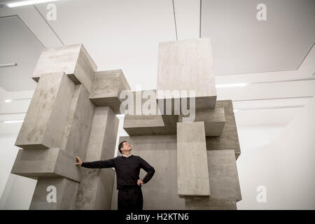 Londra, Regno Unito. Il 29 settembre 2016. Antony Gormley (nella foto) nuova mostra 'Adatta' presso il White Cube Bermondsey Gallery. Gormley ha configurato lo spazio della galleria in 15 camere discrete per creare una serie di drammatici incontri fisiologico nella forma di un labirinto. I visitatori si troverà di fronte ad una scelta di brani attraverso diversamente dimensionati, illuminata in modo univoco gli spazi dove ogni camera sfide o qualifica l'esperienza dell'ultimo. Credito: Guy Corbishley/Alamy Live News Foto Stock