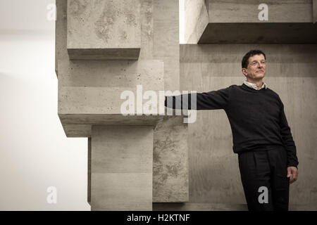 Londra, Regno Unito. Il 29 settembre 2016. Antony Gormley (nella foto) nuova mostra 'Adatta' presso il White Cube Bermondsey Gallery. Gormley ha configurato lo spazio della galleria in 15 camere discrete per creare una serie di drammatici incontri fisiologico nella forma di un labirinto. I visitatori si troverà di fronte ad una scelta di brani attraverso diversamente dimensionati, illuminata in modo univoco gli spazi dove ogni camera sfide o qualifica l'esperienza dell'ultimo. Credito: Guy Corbishley/Alamy Live News Foto Stock