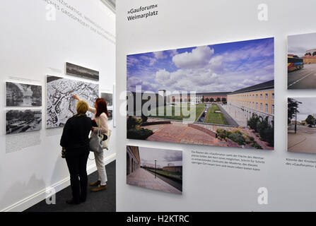 Weimar, Germania. 29Sep, 2016. I visitatori che desiderano al fieristico "Weimar. Modellstadt der Moderne? Ambivalenzen des Staedtebaus im 20. Jahrhundert" (lit. "Weimar. Città Modello di modernità? Ambivalences della costruzione della città nel XX secolo"), che si è aperto il giorno stesso. Il exhibitin è simultaneamente l'inizio della Triennale di Weimar aspetto sul tema dello spazio della città della modernità. La mostra è aperta fino al 5 dicembre. Foto: MARTIN SCHUTT/dpa/Alamy Live News Foto Stock