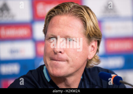 Amburgo, Germania. 29Sep, 2016. Markus Gisdol, il nuovo allenatore della Bundesliga tedesca football club Hamburg SV, parlando durante una conferenza stampa tenutasi ad Amburgo, Germania, 29 settembre 2016. Amburgo SV gioca Hertha Berlin SC su 01.10.2016 a Berlino. Foto: CHRISTIAN CHARISIUS/DPA/Alamy Live News Foto Stock