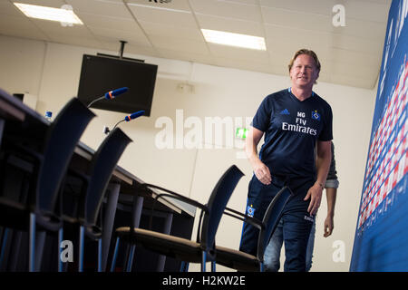 Amburgo, Germania. 29Sep, 2016. Markus Gisdol, il nuovo allenatore della Bundesliga tedesca football club Hamburg SV, arriva per una conferenza stampa a Amburgo, Germania, 29 settembre 2016. Amburgo SV gioca Hertha Berlin SC a Berlino il 01.10.2016. Foto: CHRISTIAN CHARISIUS/DPA/Alamy Live News Foto Stock