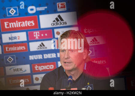 Amburgo, Germania. 29Sep, 2016. Markus Gisdol, il nuovo allenatore della Bundesliga tedesca football club Hamburg SV, parlando durante una conferenza stampa tenutasi ad Amburgo, Germania, 29 settembre 2016. Amburgo SV gioca Hertha Berlin SC a Berlino il 01.10.2016. Foto: CHRISTIAN CHARISIUS/DPA/Alamy Live News Foto Stock