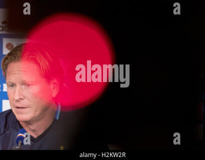 Amburgo, Germania. 29Sep, 2016. Markus Gisdol, il nuovo allenatore della Bundesliga tedesca football club Hamburg SV, parlando durante una conferenza stampa tenutasi ad Amburgo, Germania, 29 settembre 2016. Amburgo SV gioca Hertha Berlin SC a Berlino il 01.10.2016. Foto: CHRISTIAN CHARISIUS/DPA/Alamy Live News Foto Stock