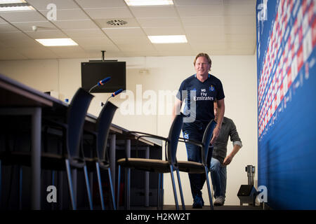 Amburgo, Germania. 29Sep, 2016. Markus Gisdol, il nuovo allenatore della Bundesliga tedesca football club Hamburg SV, arriva per una conferenza stampa a Amburgo, Germania, 29 settembre 2016. Amburgo SV gioca Hertha Berlin SC a Berlino il 01.10.2016. Foto: CHRISTIAN CHARISIUS/DPA/Alamy Live News Foto Stock