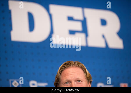 Amburgo, Germania. 29Sep, 2016. Markus Gisdol, il nuovo allenatore della Bundesliga tedesca football club Hamburg SV, parlando durante una conferenza stampa tenutasi ad Amburgo, Germania, 29 settembre 2016. Amburgo SV gioca Hertha Berlin SC a Berlino il 01.10.2016. Foto: CHRISTIAN CHARISIUS/DPA/Alamy Live News Foto Stock