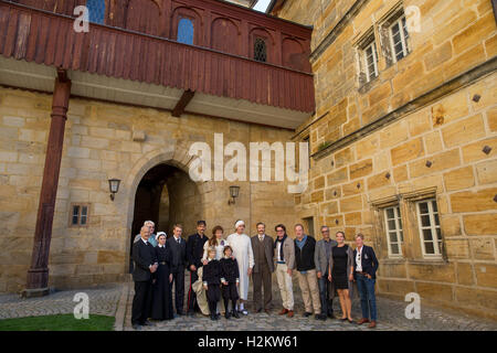 Bayreuth, Germania. 29Sep, 2016. dpa-esclusivo - attore John Standing (l-r), Nikolaus Prediger (FilmFernsehFonds Bayern GmbH), attori Johanna Kirby, Edwin Thomas, Tom Colley e Emily Watson (come Constance Wilde), ragazzi Dylan anteriore (l) e Oliver (anteriore r), attori Rupert Everett (come Oscar Wilde) e Colin Firth (come autore Reggie Turner), produttori Philipp Kreuzer, Joerg Schulze, Andreas Zielke, Beate Golembowski e Anja Metzger (FilmFernsehFonds Bayern GmbH), mostrato durante le riprese per il Principe Felice a Bayreuth, Germania, 29 settembre 2016. Foto: DANIEL KARMANN/DPA/Alamy Live News Foto Stock