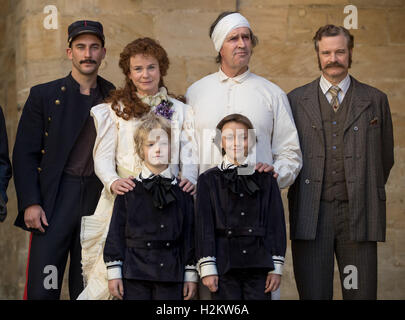 Bayreuth, Germania. 29Sep, 2016. dpa-esclusivo - attori (l-r) Tom Colley, Emily Watson (come Constance Wilde), ragazzi Dylan anteriore (l) e Oliver (anteriore r), Rupert Everett (come Oscar Wilde) e Colin Firth (come autore Reggie Turner), mostrato durante le riprese per il Principe Felice a Bayreuth, Germania, 29 settembre 2016. Foto: DANIEL KARMANN/DPA/Alamy Live News Foto Stock