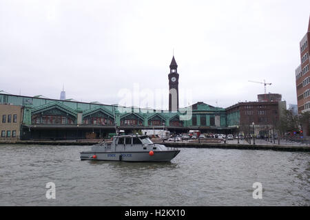 New Jersey, USA. 29Sep, 2016. Foto scattata il 7 settembre 29, 2016 mostra la stazione di Hoboken nel New Jersey, Stati Uniti. Almeno una persona è stata uccisa e più di un centinaio di persone sono stati feriti quando un treno tansit precipitò nella stazione di Hoboken, New Jersey giovedì mattina, con più passeggeri ancora intrappolato nel relitto, detto soccorritori di emergenza e i media locali. Credito: Li Changxiang/Xinhua/Alamy Live News Foto Stock