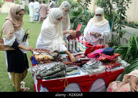 I visitatori prendere vivo interesse in stallo durante la mostra organizzata da Omar Asghar Khan Foundation tenutosi a Peshawar press club il giovedì, 29 settembre 2016. Foto Stock