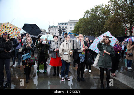 Trafalgar Square, London, Regno Unito 29 Settembre 2016 - Il sindaco di Londra, Sadiq Khan, svela la xi commissione per il quarto plinto, "davvero buono" di David Shrigley, in Trafalgar Square. Il nuovo design è di sette metri di altezza con mano un esageratamente lungo il pollice dando un pollice in alto. Credito: Dinendra Haria/Alamy Live News Foto Stock