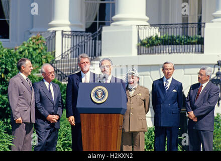 Il ministro degli Affari esteri israeliano Shimon Peres rende commento durante la cerimonia della firma della storica israeliana OLP accordo, noto come Oslo 1 Accordo sul prato Sud della Casa Bianca a Washington il 13 settembre 1993. Nella foto, da sinistra a destra: da sinistra a destra sono: il Ministro degli esteri Andrei Kozyrev della Russia; il primo ministro Yitzhak Rabin d'Israele; il Presidente degli Stati Uniti Bill Clinton; Peres; il Presidente Yasser Arafat dell'Organizzazione per la liberazione della Palestina (OLP); il Segretario di Stato americano Warren Christopher; e Arafat aide Mahmoud Abbas. Credito: Arnie Sachs/CNP - NO WIR Foto Stock