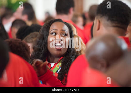 Washington DC, Stati Uniti d'America. Il 29 settembre 2016. Michelle Carter, il 2016 noi donne medaglia d'oro in shot ascolta il Presidente Barack Obama benvenuto il 2016 Estate team olimpico per la Casa Bianca. Credito: Patsy Lynch/Alamy Live News Foto Stock