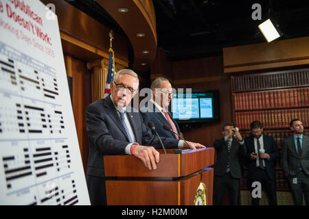 Washington DC, Stati Uniti d'America. Il 29 settembre 2016. Stati Uniti Senatori democratico Harry Reid e Chuck Schumer evidenziare i fallimenti del repubblicano del senato controllato nel corso di una conferenza stampa in Senato Galleria su Capitol Hill Settembre 29, 2016 a Washington D.C. Credito: Planetpix/Alamy Live News Foto Stock