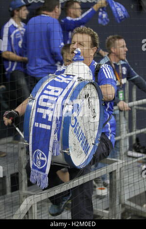 Gelsenkirchen (Germania). 29Sep, 2016. La UEFA Champions League. Schalke 04 rispetto a FC Red Bull Salisburgo stadio Veltins Arena. Il batterista dei sostenitori del FC Schalke 04 Credito: Azione Sport Plus/Alamy Live News Foto Stock