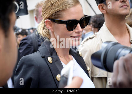 Parigi, Francia. Il 29 settembre 2016. Victoria's Secret supermodel Doutzen Kroes è circondato dai fotografi come ella si diparte la Balmain fashion show durante la settimana della moda di Parigi la primavera/estate 2017 il 29 settembre 2016, a Parigi, Francia. Credito: Hugh Peterswald/Alamy Live News Foto Stock