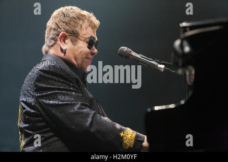 London, Ontario, Canada. Il 29 settembre 2016. Sir Elton John esegue in concerto. Credito: Mark Spowart/Alamy Live News Foto Stock