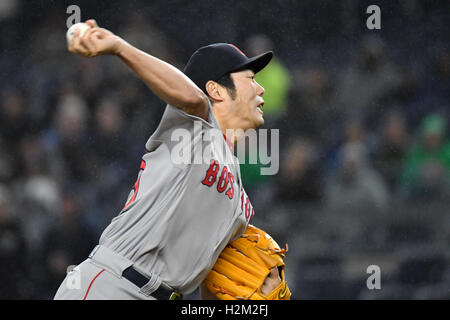 Il Bronx, New York, Stati Uniti d'America. 28 Sep, 2016. Koji Uehara (Red Sox), Settembre 28, 2016 - MLB : Koji Uehara dei Boston Red Sox piazzole in ottavo inning durante il Major League Baseball gioco contro i New York Yankees allo Yankee Stadium nel Bronx, New York, Stati Uniti. © Hiroaki Yamaguchi/AFLO/Alamy Live News Foto Stock