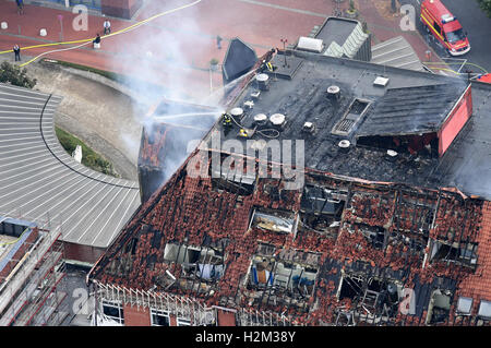 Bochum, Germania. Il 30 settembre, 2016. I vigili del fuoco sono in azione in bruciato soffitta della unità 1 all'Ospedale Bergmannsheil a Bochum, Germania, 30 settembre 2016. Secondo il dipartimento dei vigili del fuoco, due persone sono state uccise e almeno 16 feriti nella grande incendio presso l'ospedale. Foto: FEDERICO GAMBARINI/dpa/Alamy Live News Foto Stock