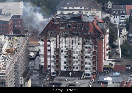 Bochum, Germania. Il 30 settembre, 2016. I vigili del fuoco sono in azione in bruciato soffitta della unità 1 all'Ospedale Bergmannsheil a Bochum, Germania, 30 settembre 2016. Secondo il dipartimento dei vigili del fuoco, due persone sono state uccise e almeno 16 feriti nella grande incendio presso l'ospedale. Foto: FEDERICO GAMBARINI/dpa/Alamy Live News Foto Stock