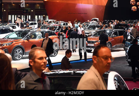 Parigi, Francia. Il 30 settembre, 2016. Parigi, Francia. 30 Settembre, 2016. La Peugeot si erge visto in occasione della seconda giornata della stampa il Motor Show di Parigi (Mondial de l'Automobile) a Parigi, Francia, 30 settembre 2016. La biennale auto show ha luogo dal 01 al 16 ottobre 2016. Foto: ULI DECK/dpa Credito: dpa picture alliance/Alamy Live News/dpa/Alamy Live News Foto Stock