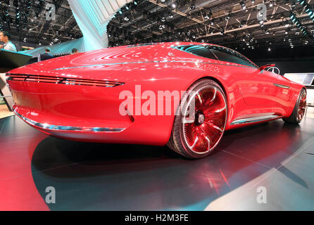 Parigi, Francia. Il 30 settembre, 2016. Un auto elettrica studio della Mercedes-Benz 'visione Mercedes-Maybach 6' viene presentato durante la seconda giornata della stampa il Motor Show di Parigi (Mondial de l'Automobile) a Parigi, Francia, 30 settembre 2016. La biennale auto show ha luogo dal 01 al 16 ottobre 2016. Foto: ULI DECK/dpa/Alamy Live News Foto Stock