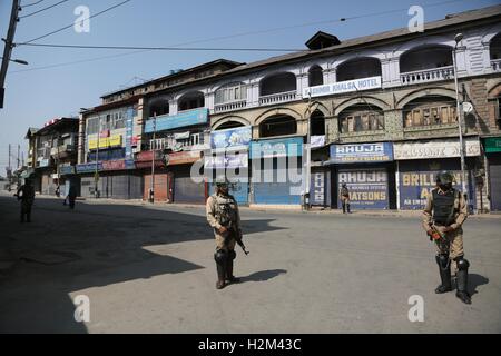 Srinagar, Indiano-controllato del Kashmir. Il 30 settembre, 2016. Indian gruppi paramilitari di soldati di guardia in un luogo di mercato durante un coprifuoco a Srinagar, capitale estiva di Indiano-Kashmir controllata, Sett. 30, 2016. © Javed Dar/Xinhua/Alamy Live News Foto Stock