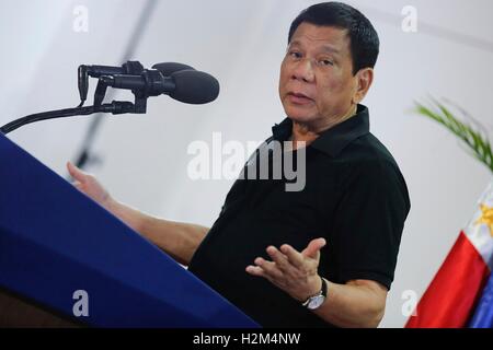 La città di Davao, sull isola di Mindanao, Filippine. 30 Settembre, 2016. Il presidente filippino Rodrigo Duterte durante una conferenza stampa al suo arrivo a Francisco Bangoy Aeroporto Internazionale di Settembre 30, 2016 nella città di Davao, sull isola di Mindanao, Filippine. Durante la conferenza stampa Duterte rispetto a se stesso di Hitler, dicendo che sarebbe "felice di macellazione" milioni di tossicodipendenti nella sua sanguinosa guerra sulla criminalità. Credito: Planetpix/Alamy Live News Foto Stock