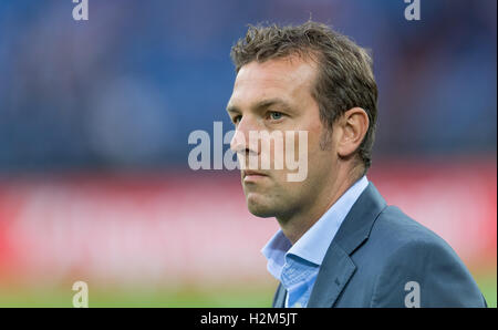 Gelsenkirchen (Germania). 29Sep, 2016. Pullman di Schalke, Markus Weinzierl, durante la partita di FC Schalke 04 contro RB Salisburgo il secondo giorno della partita di Europa League alla Veltins Arena di Gelsenkirchen, Germania, 29 settembre 2016. Foto: GUIDO KIRCHNER/dpa/Alamy Live News Foto Stock