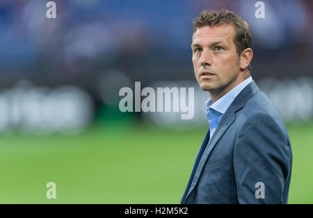 Gelsenkirchen (Germania). 29Sep, 2016. Pullman di Schalke, Markus Weinzierl, durante la partita di FC Schalke 04 contro RB Salisburgo il secondo giorno della partita di Europa League alla Veltins Arena di Gelsenkirchen, Germania, 29 settembre 2016. Foto: GUIDO KIRCHNER/dpa/Alamy Live News Foto Stock