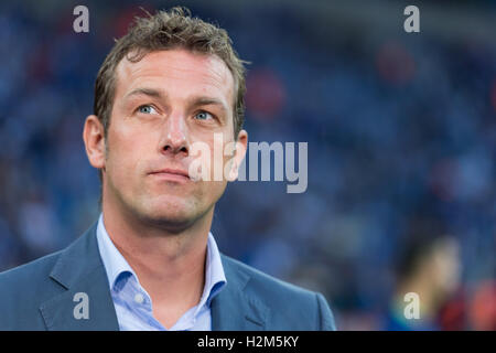 Gelsenkirchen (Germania). 29Sep, 2016. Pullman di Schalke, Markus Weinzierl, durante la partita di FC Schalke 04 contro RB Salisburgo il secondo giorno della partita di Europa League alla Veltins Arena di Gelsenkirchen, Germania, 29 settembre 2016. Foto: GUIDO KIRCHNER/dpa/Alamy Live News Foto Stock