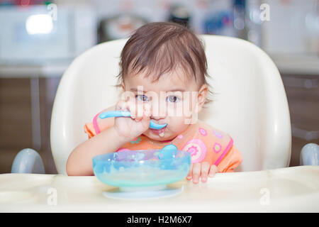 Kid a mangiare cibo da cucina Foto Stock