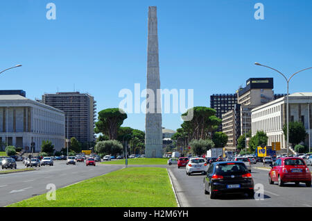 EUR Roma, Marconi obelisco, Via Cristoforo Colombo Foto Stock